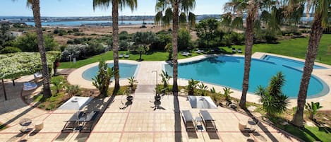 Piscina stagionale all'aperto, ombrelloni da piscina, lettini