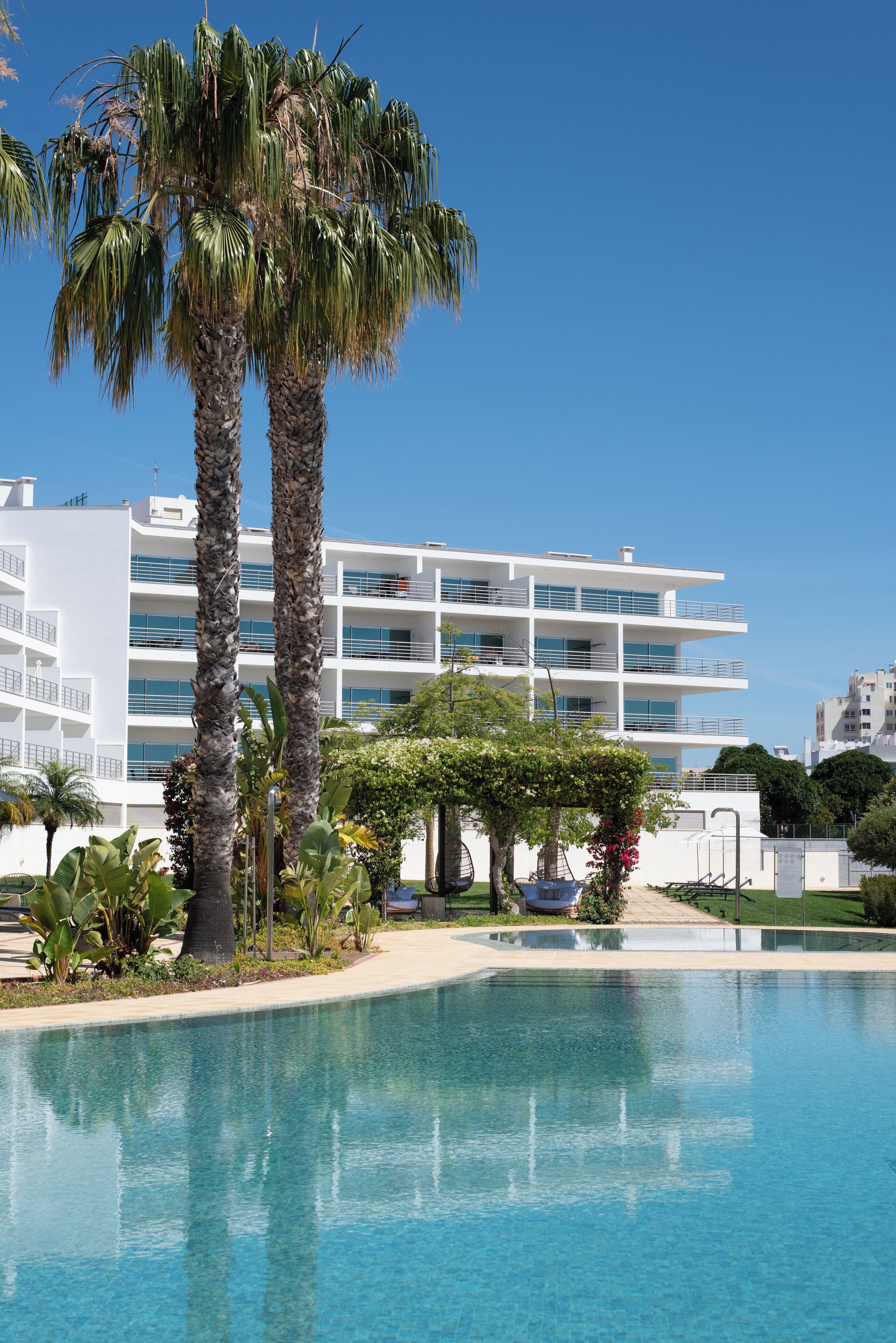 Piscine extérieure (ouverte en saison), parasols de plage