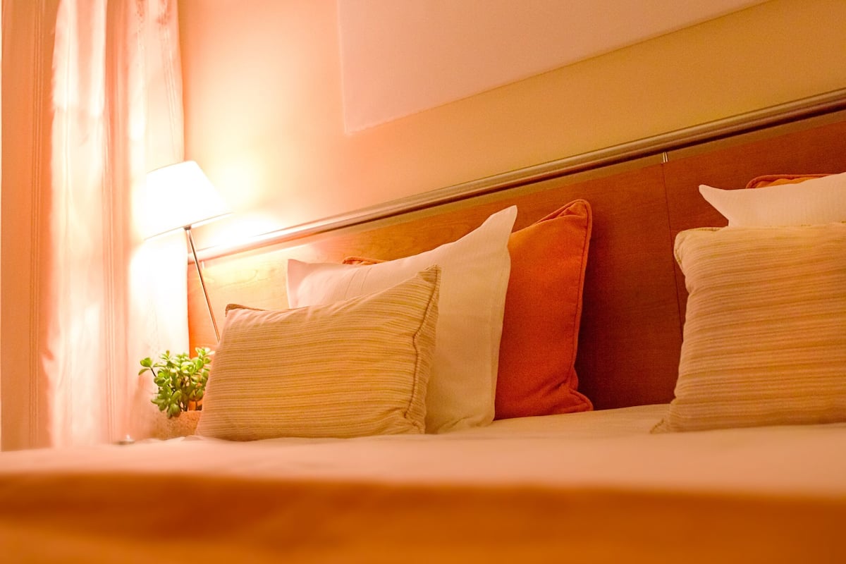 Hochwertige Bettwaren, Betten mit Memory-Foam-Matratzen, Zimmersafe