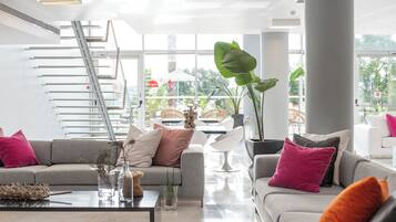 Coin salon dans le hall