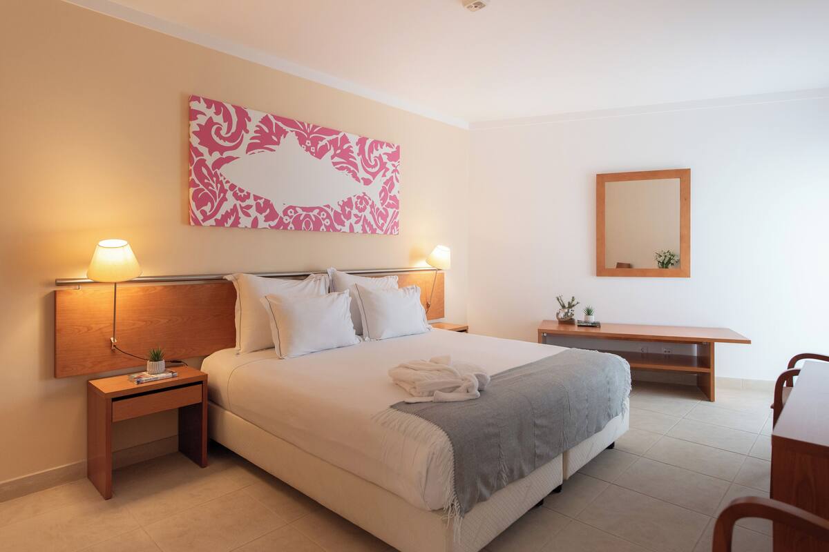 Accessible Deluxe Apartment - Reduced Mobility | Premium bedding, memory foam beds, in-room safe, desk