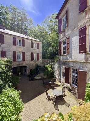 Outdoor dining - Château d'Urtubie (Urrugne)