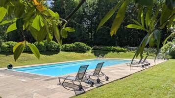 Piscine extérieure (ouverte en saison), chaises longues