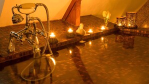 A spa area with a hot tub, candles, and decorative pumpkins. - Le Mascaret (Blainville-sur-Mer)