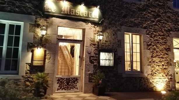 A stone building with a sign reading "Mascaret" illuminated at night. - Le Mascaret (Blainville-sur-Mer)