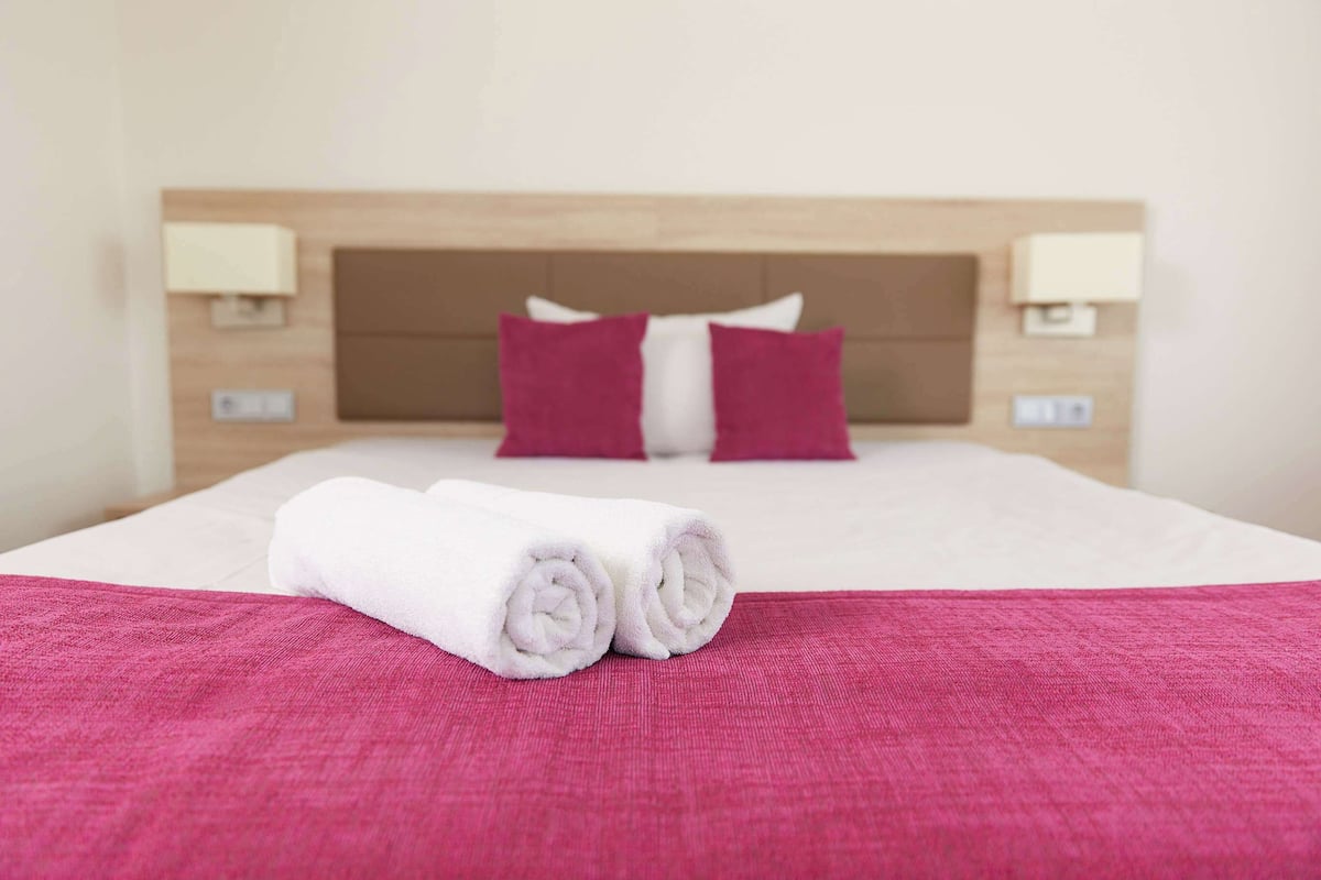 Chambre Double Confort | Coffres-forts dans les chambres, décoration personnalisée, bureau