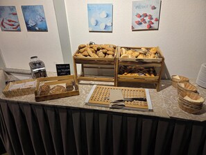 Free daily buffet breakfast  - ARAMIS Tagungs- und Sporthotel (Gaeufelden)