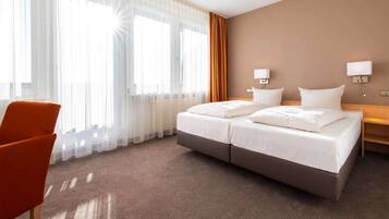 Kahden hengen huone | Tallelokero huoneessa, yksilöllisesti sisustettu, työpöytä