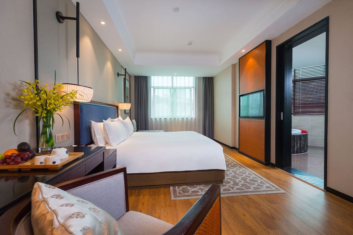 luxury room, 1 king bed | minibar, in-room safe, blackout curtains, soundproofing
