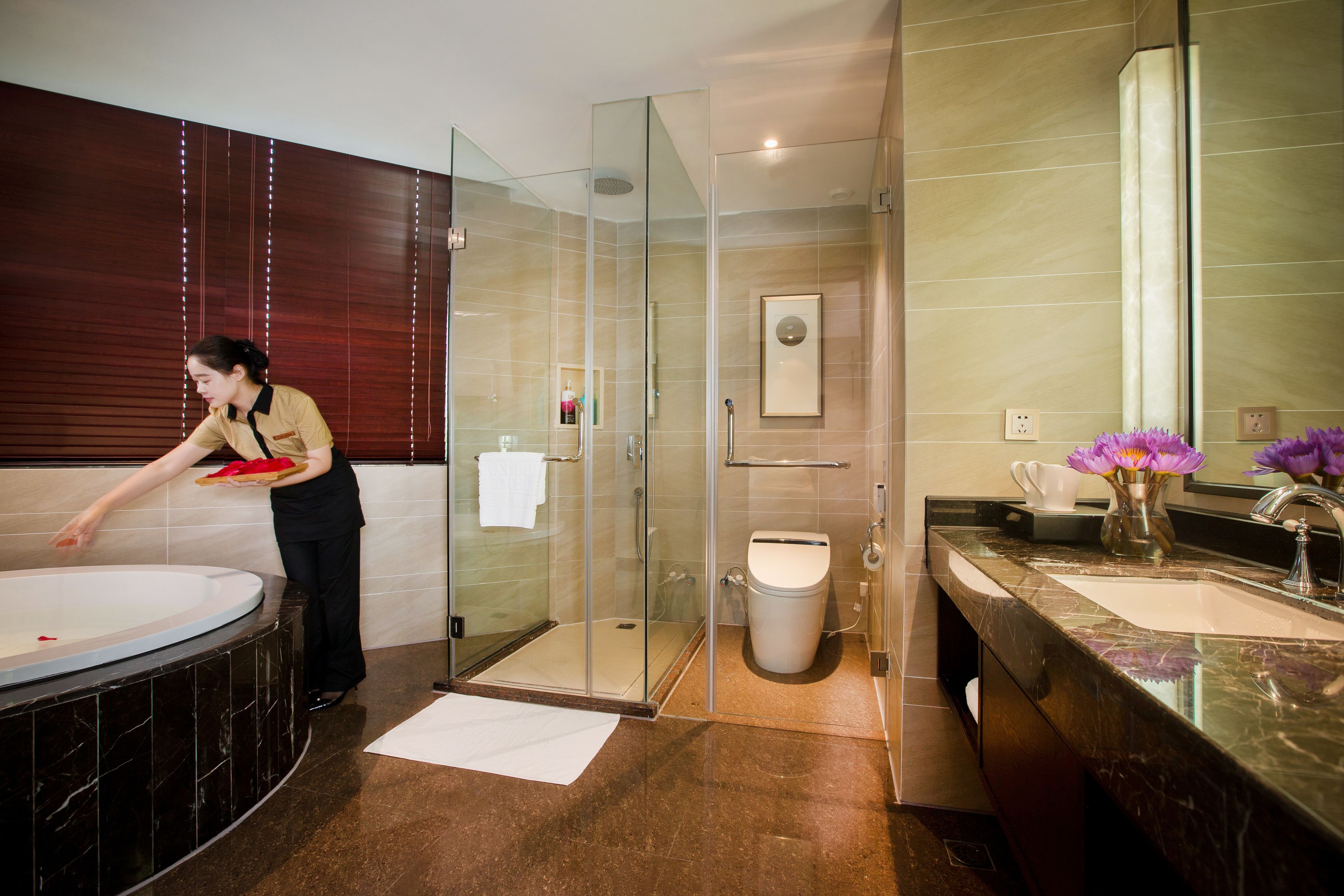 luxury room, 1 king bed | minibar, in-room safe, blackout curtains, soundproofing