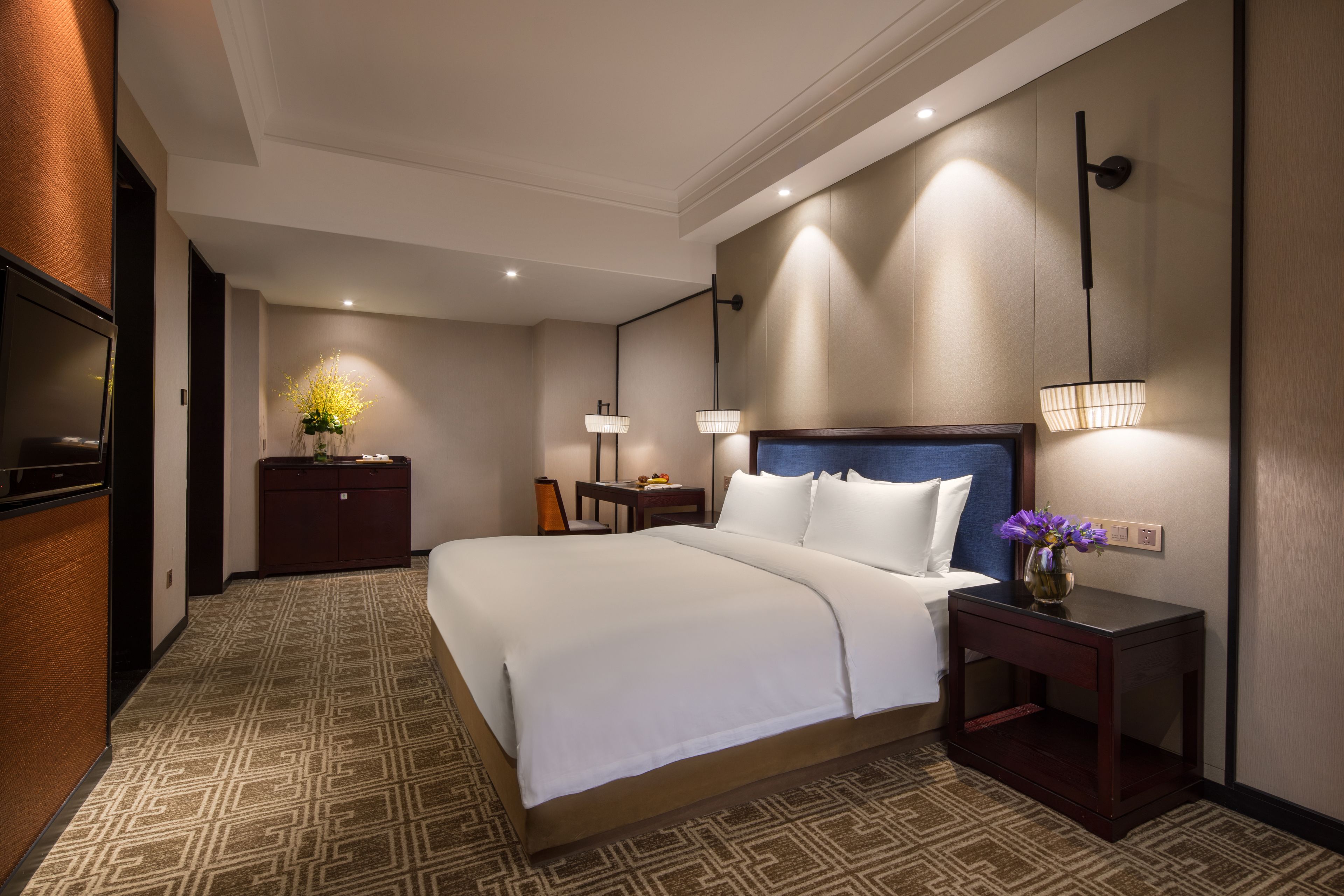 luxury room, 1 king bed | minibar, in-room safe, blackout curtains, soundproofing