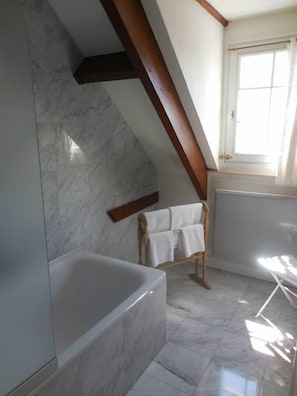 Deluxe-Suite (Abbaye view) | Badezimmer | Kostenlose Toilettenartikel, Haartrockner