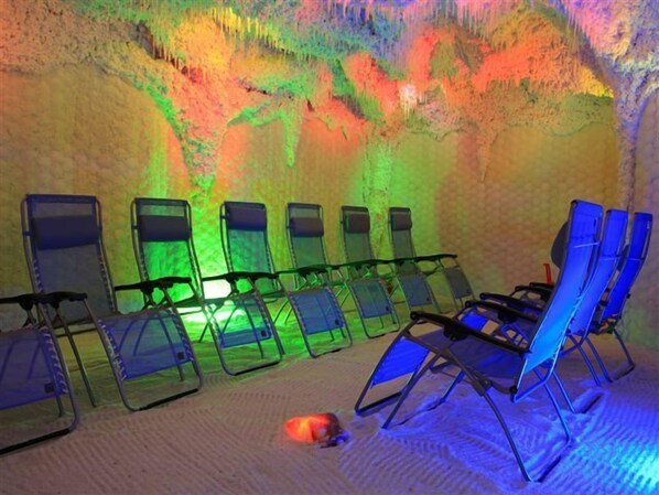 Gommages corporels, soins du visage, salles de massage et de soins