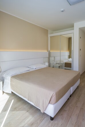 Safe på rommet, skrivebord og lydisolert