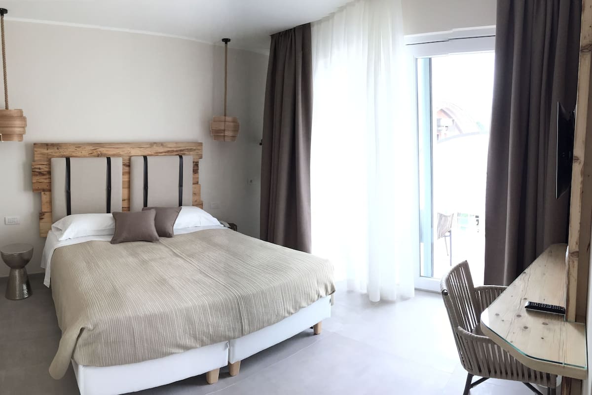 Rom – deluxe, 1 soverom | Safe på rommet, skrivebord og lydisolert