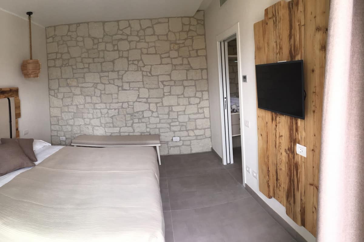 Habitación cuádruple Deluxe, 2 habitaciones | Caja fuerte, escritorio, sistema de insonorización