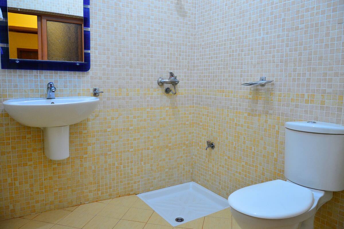 Douche, articles de toilette gratuits, sèche-cheveux
