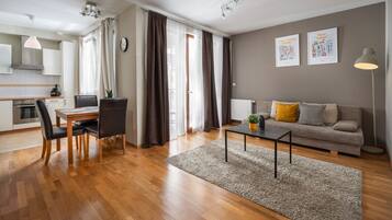 Apartamento superior, 1 habitación | Tabla de planchar con plancha, wifi gratis, ropa de cama