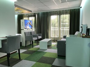 Suite | Living area | Flat-screen TV - Hotel T Wapen Van Marion (Oostvoorne)