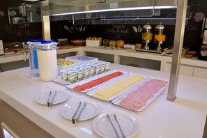 Dagelijks continentaal ontbijt (EUR 9 per persoon)