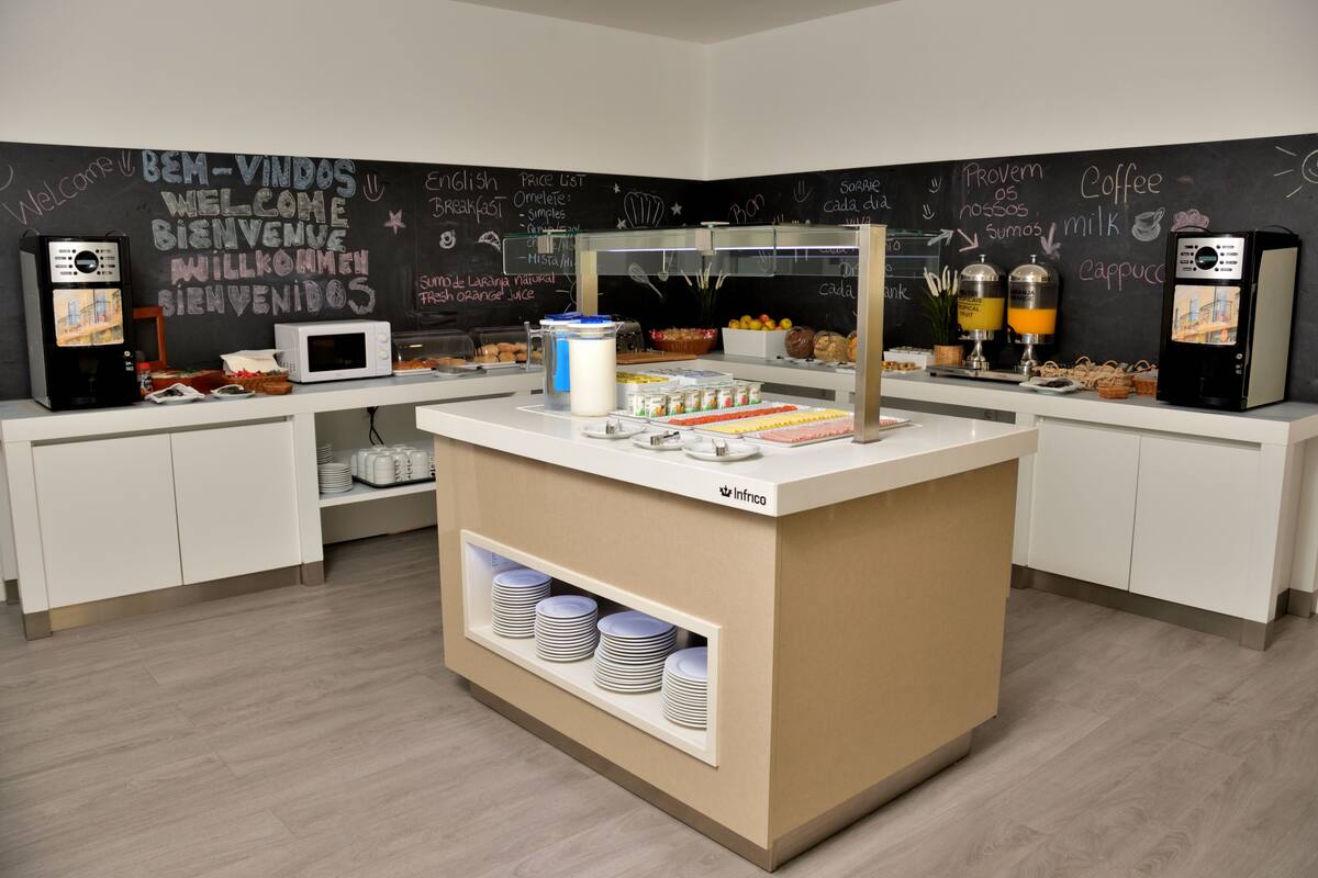 daily continental breakfast (eur 9 per person)