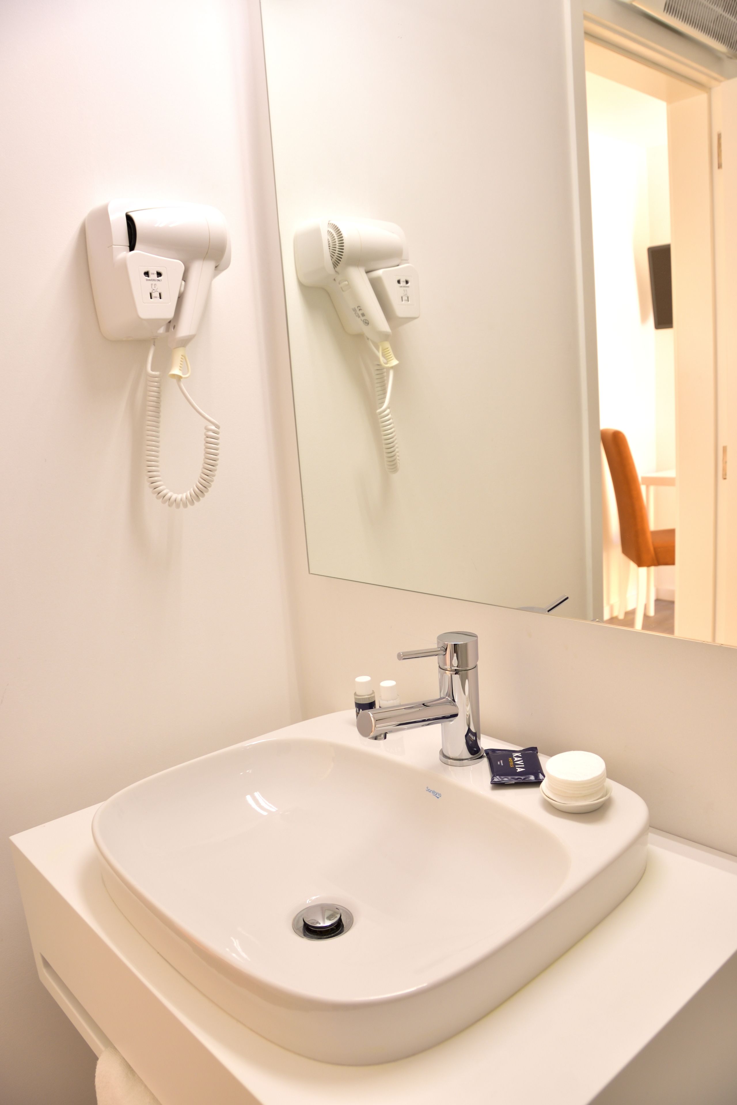 quadruple room | bathroom sink