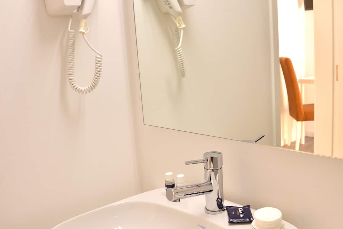 quadruple room | bathroom sink