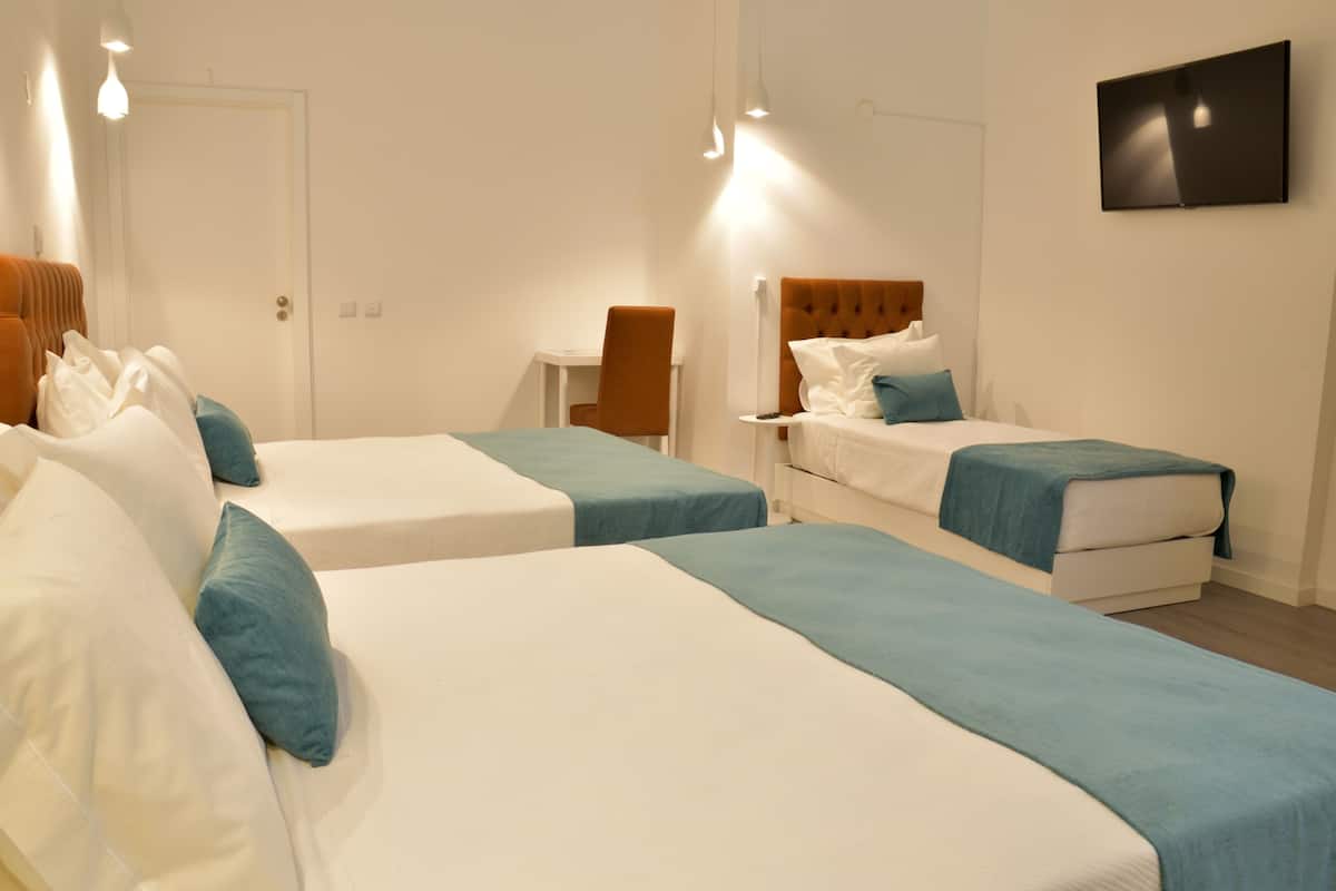 quadruple room | desk, blackout curtains, free wifi, bed sheets