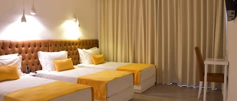 Kolmen hengen huone | Työpöytä, pimennysverhot, ilmainen Wi-Fi, vuodevaatteet