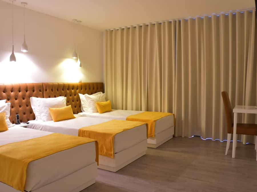 Dreibettzimmer | Schreibtisch, Verdunkelungsvorhänge, kostenloses WLAN, Bettwäsche