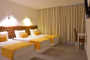 Driepersoonskamer | Een bureau, verduisterende gordijnen, gratis wifi, beddengoed