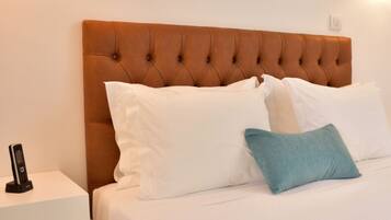 Escritorio, cortinas blackout, wifi gratis y ropa de cama