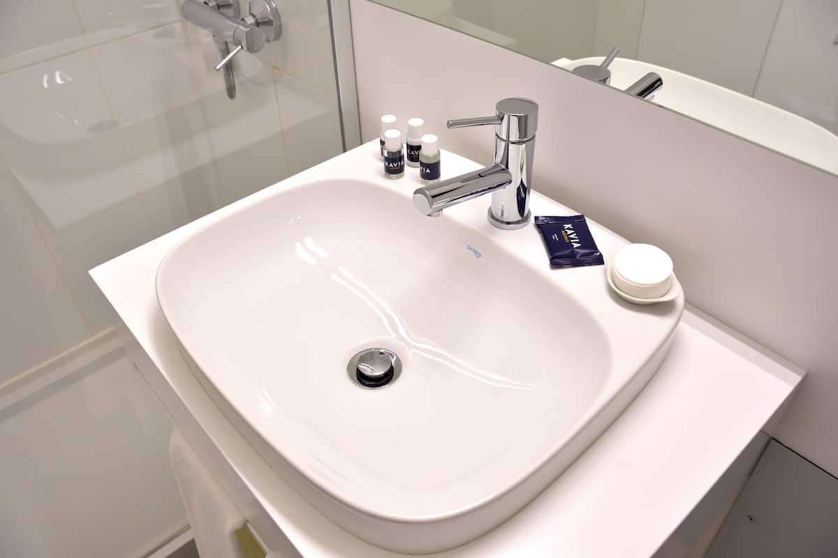 triple room | bathroom shower