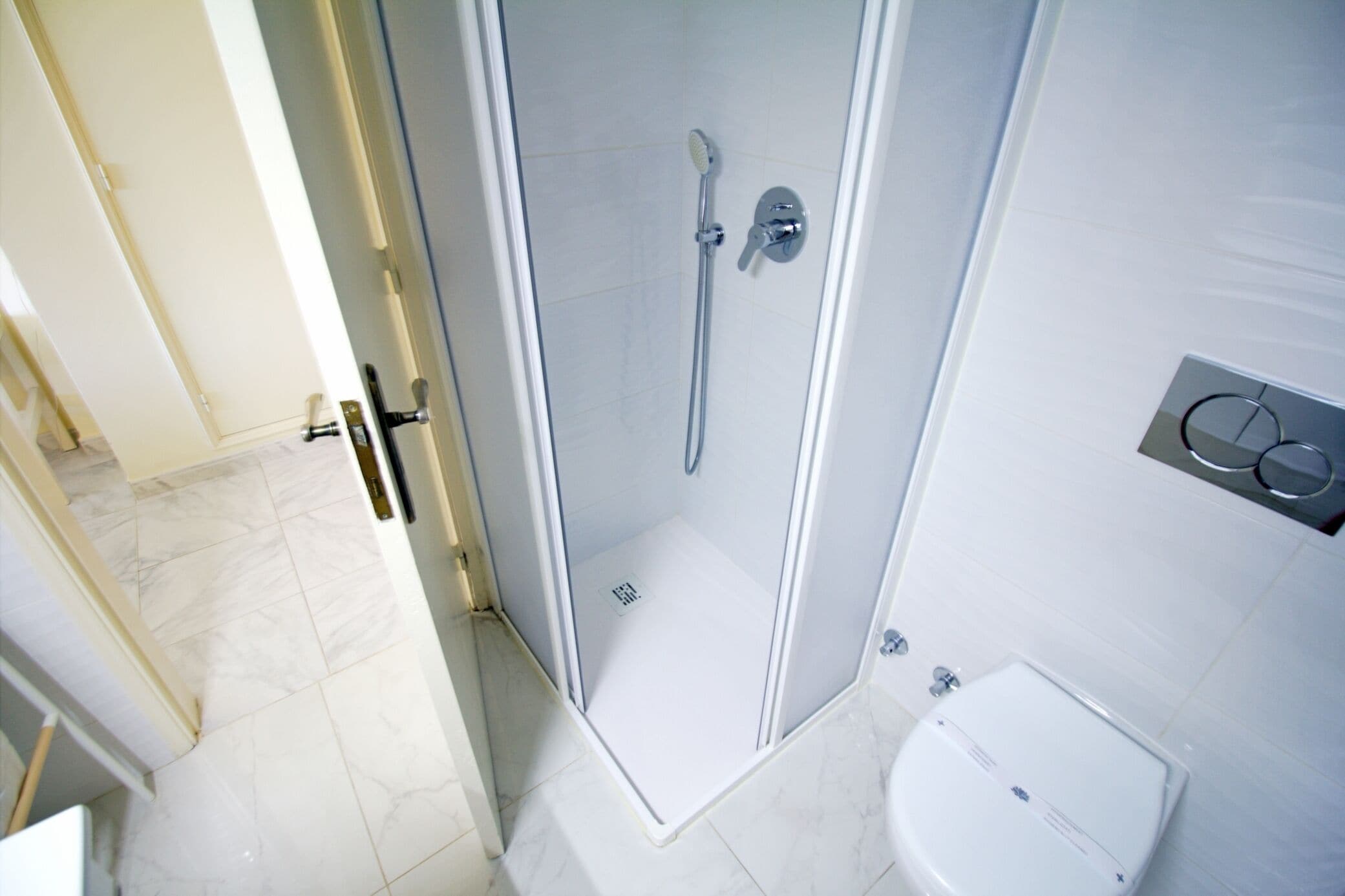 Ein modernes Badezimmer mit Duschkabine, Toilette und Waschbecken.