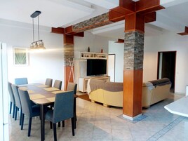 Apartamento, 3 quartos | Área de estar | TV de tela plana 26 polegadas com canais digitais, TV