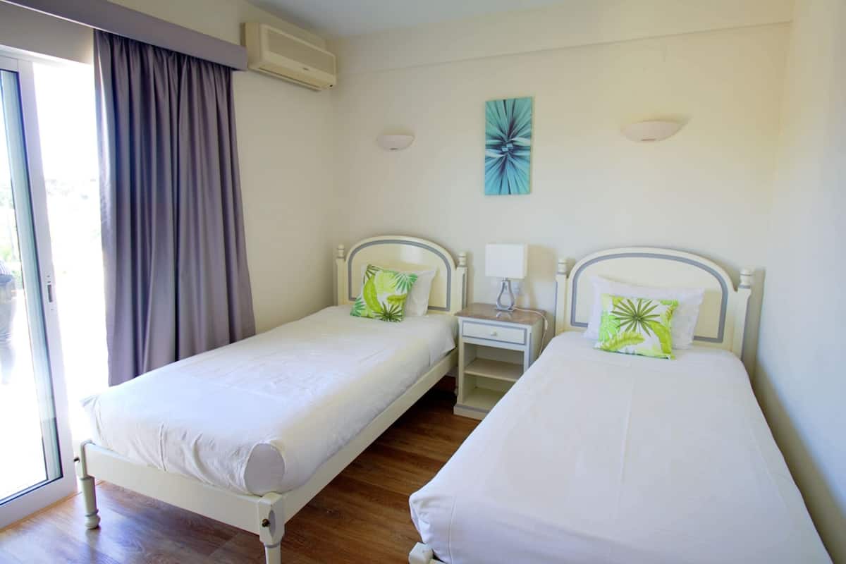 Standard Apartment, 1 Bedroom (4 People) | Blackout curtains, iron/ironing board, free WiFi, bed sheets