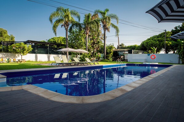 2 Außenpools, Sonnenschirme, Liegestühle