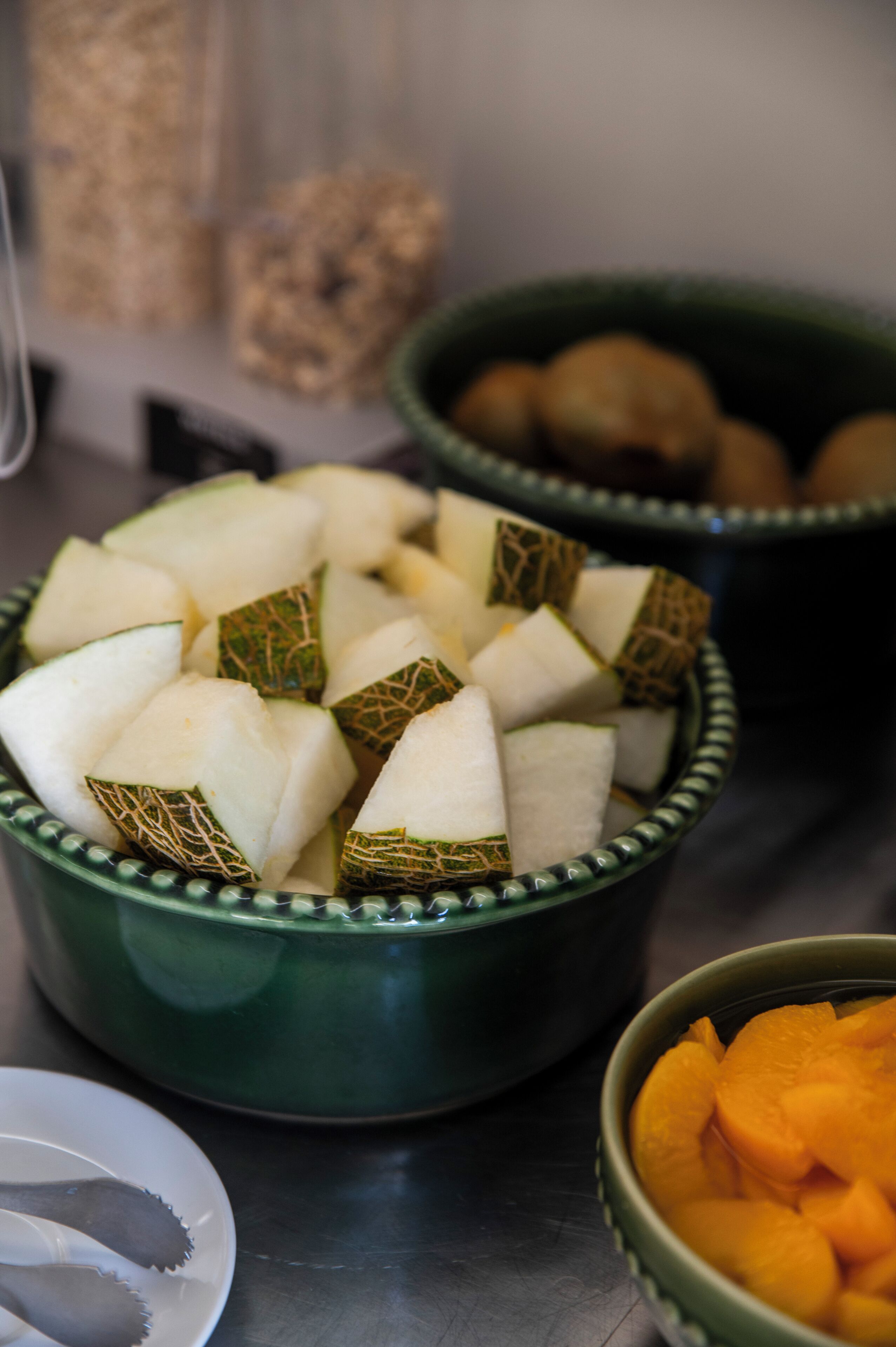 Een schaal met gesneden appels en een schaal met gesneden wortels op een tafel.