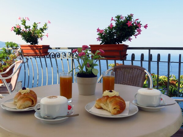 Daily full breakfast (EUR 7 per person) - Baia Serena (Vico Equense)