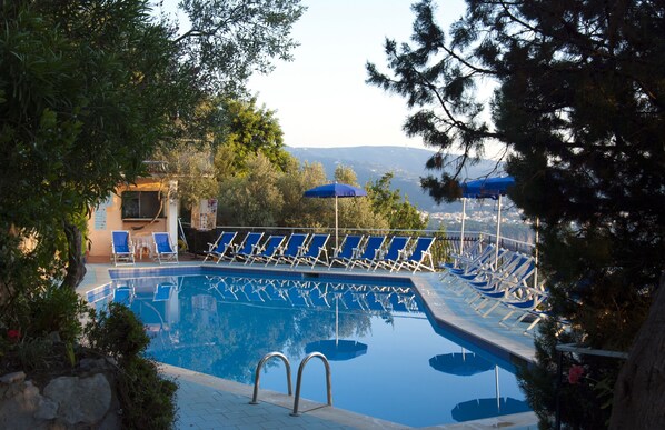 Kauden mukainen ulkouima-allas