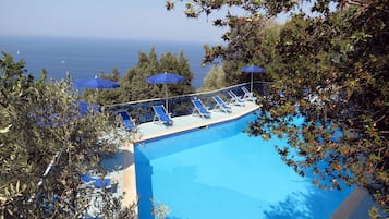 Una piscina al aire libre de temporada