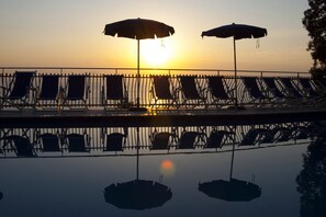 Kauden mukainen ulkouima-allas