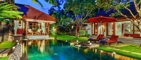 Piscine extérieure, cabanons gratuits, parasols de plage
