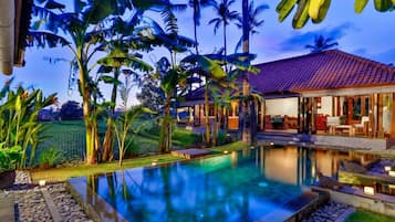 Outdoor pool, free cabanas, pool umbrellas