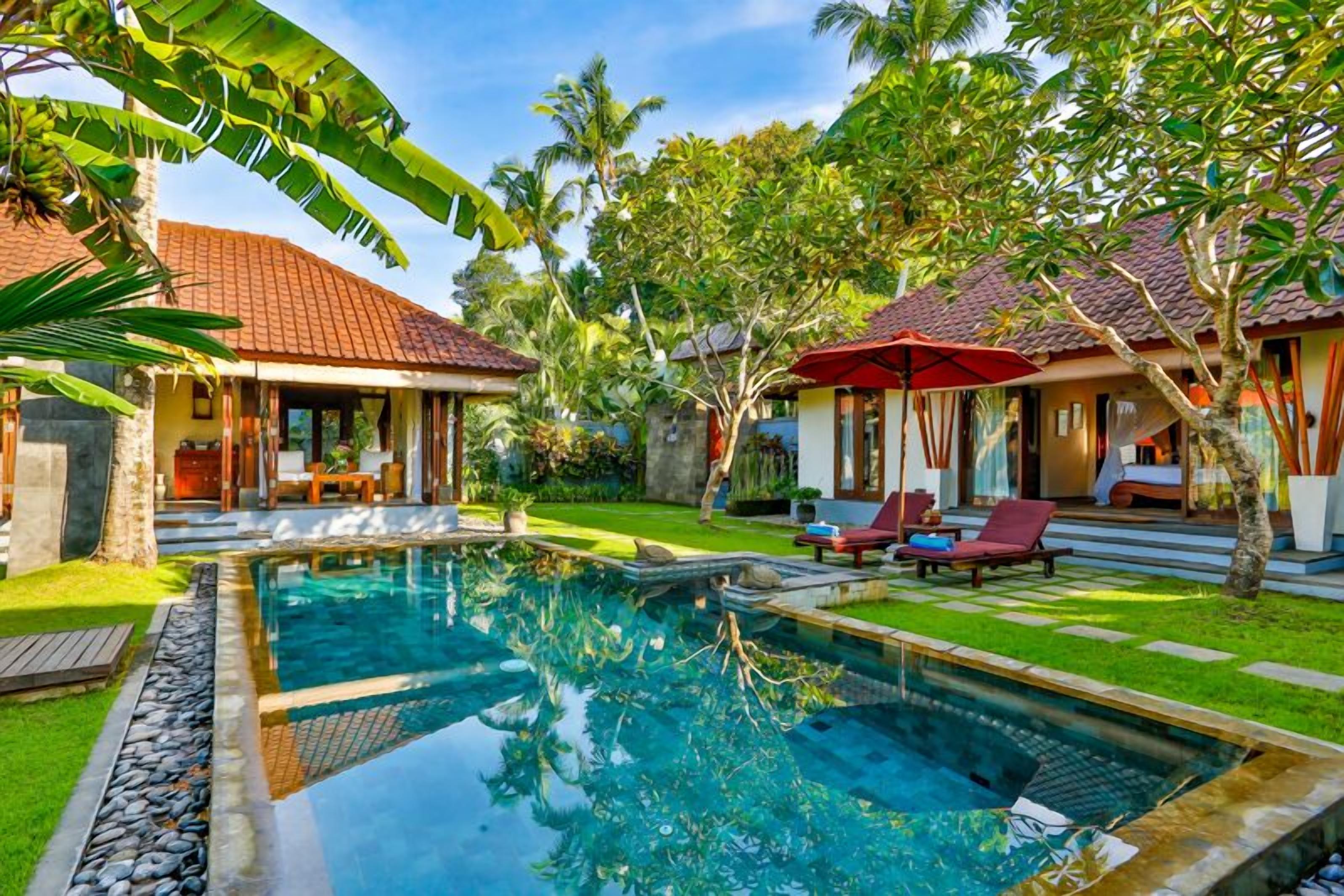 Een buitenzwembad, gratis zwembadcabana's, parasols voor strand/zwembad