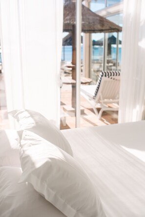 In-room safe, individually decorated, blackout curtains, soundproofing - Hotel La Potinière (Hyères)