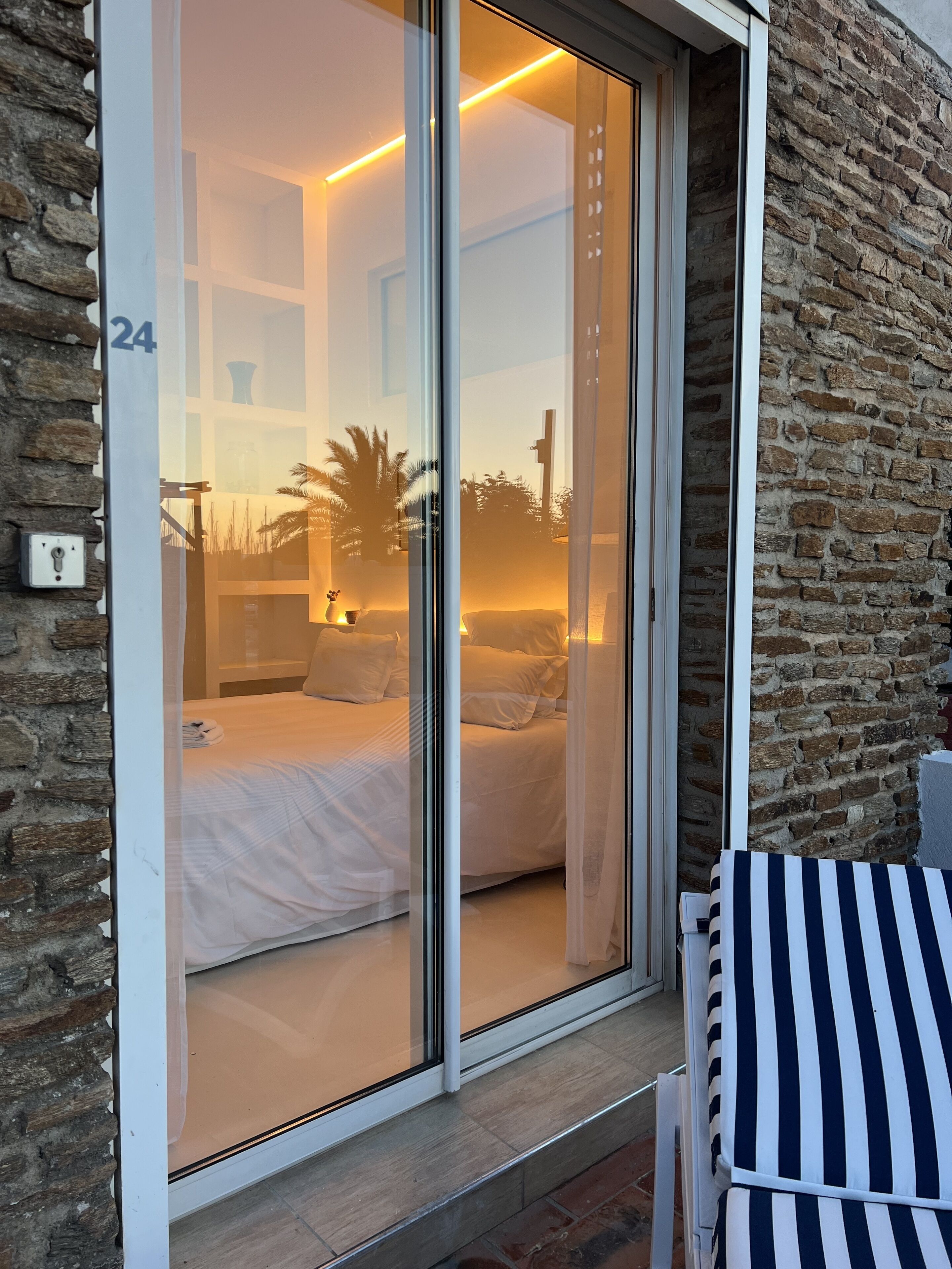 Két bảo mật tại phòng, trang trí khác biệt, màn/rèm cản sáng 