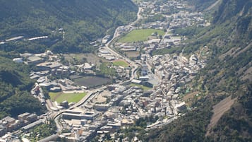 Vista aérea de un pueblo ubicado en un valle, con montañas al fondo.