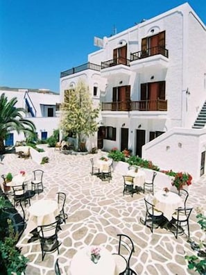 Vista frontal de la propiedad