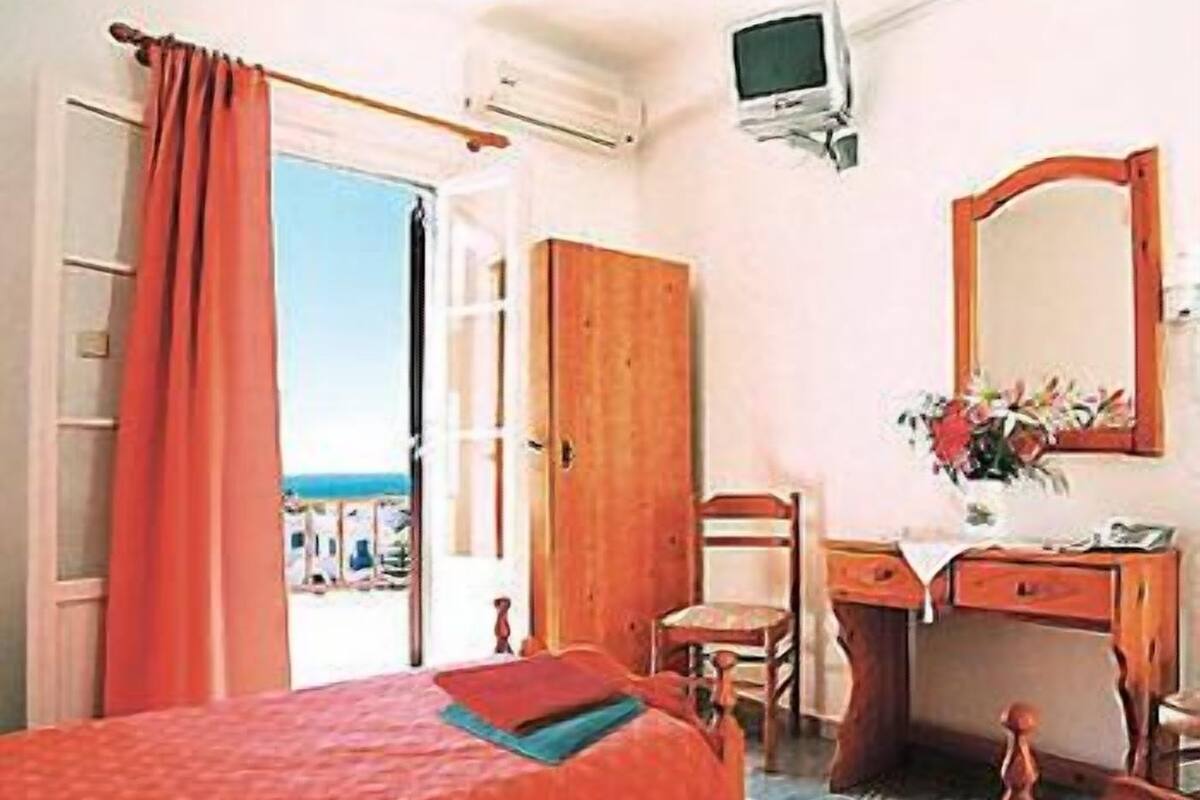 Chambre supérieure | Coffre-fort, bureau, système d’insonorisation, fer et planche à repasser